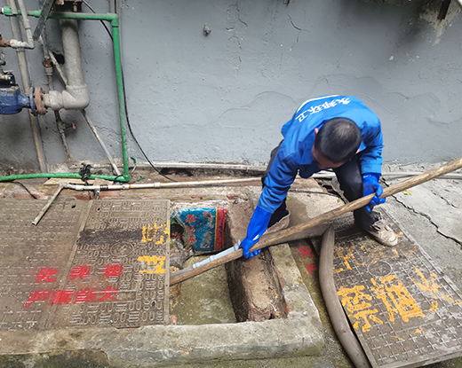 军垦路街道清掏化粪池