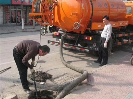 军垦路街道清掏化粪池，健康生活从这里开始