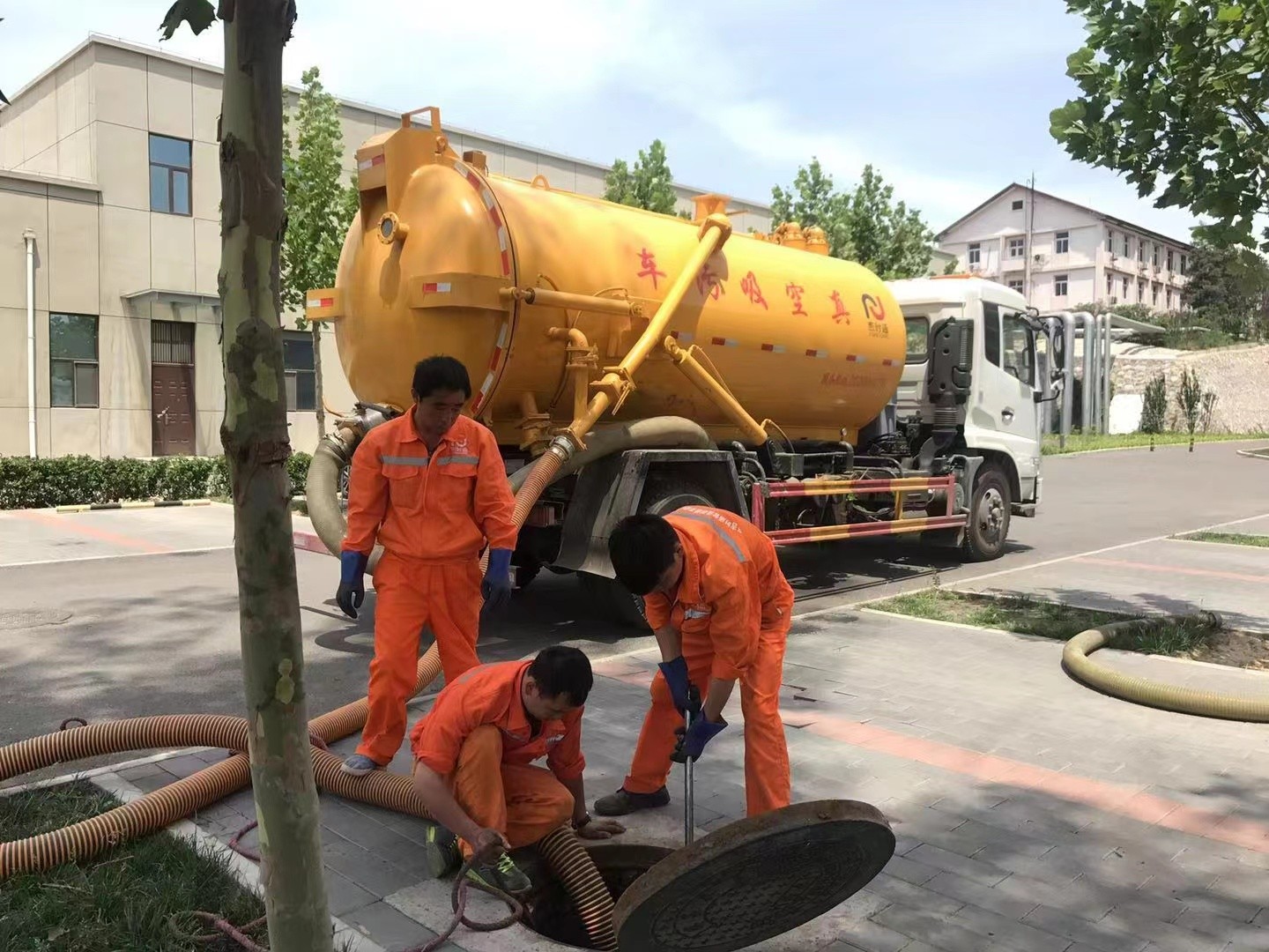 军垦路街道化粪池清理与5-8吨吸粪车施工效率分析